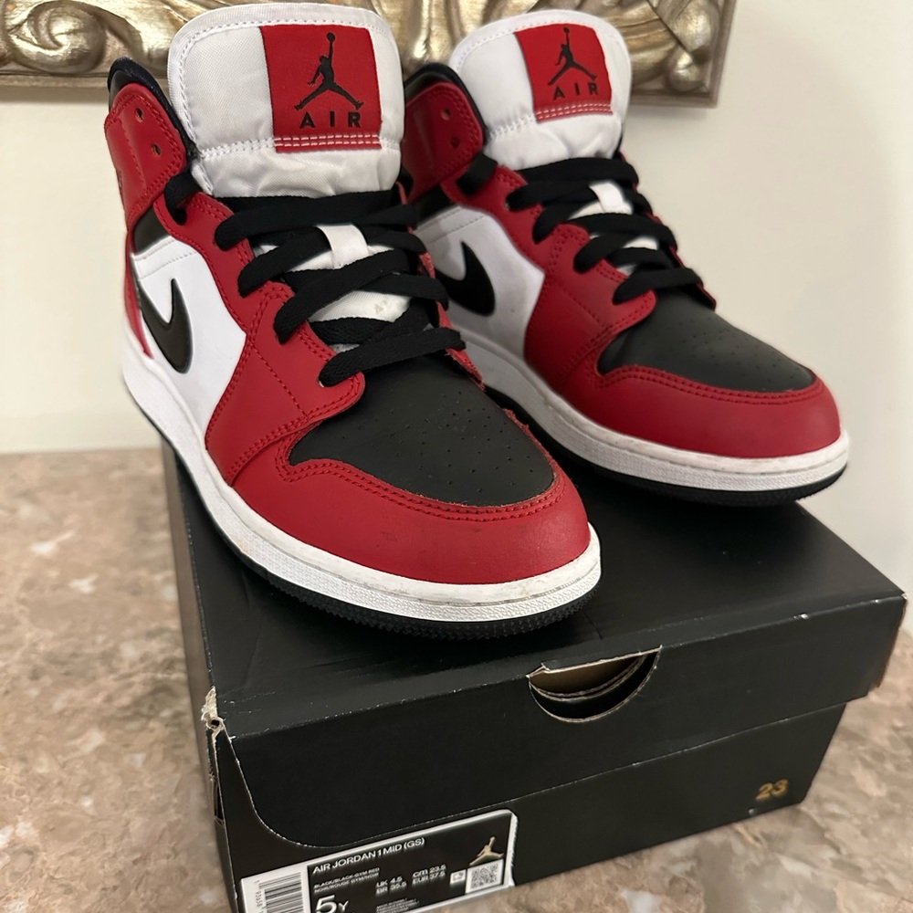 Excellent condition. Air Jordan 1 (mid)